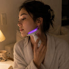 Face Lifting Device w użyciu — dioda LED na linii żuchwy podczas wieczornego zabiegu